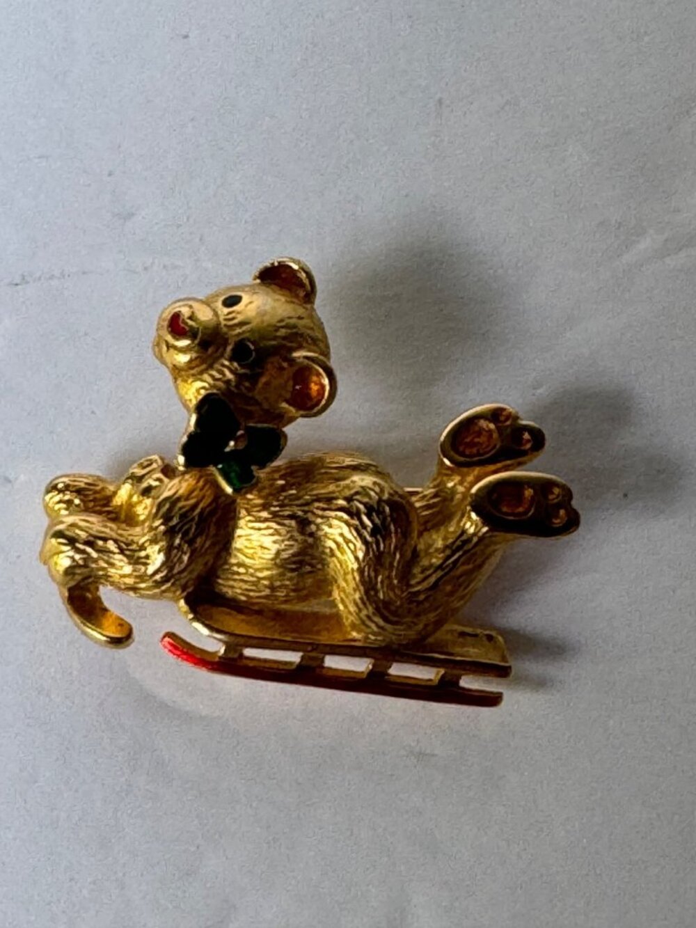 Vero Christmas Bear Brooch Gold Tone Enamel Sled Holiday Pin 1.75 - Picture 4 of 4